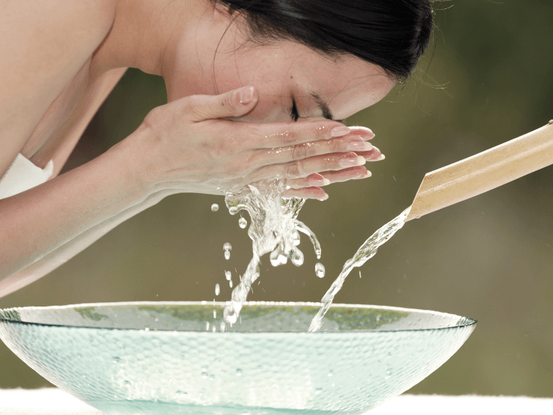 Rửa mặt với nước có chứa axit axetic giúp loại bỏ cặn bẩn từ sâu bên trong, giúp ngăn ngừa mụn