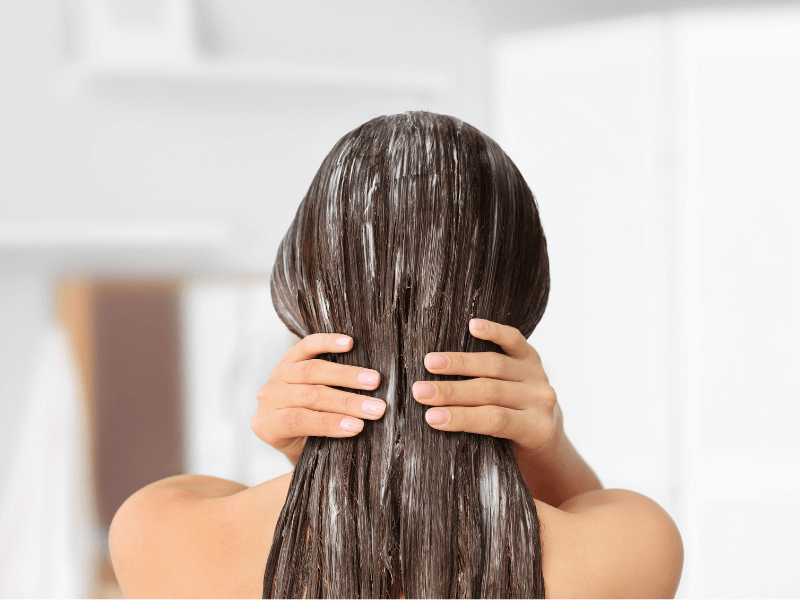 Cách dưỡng đơn giản nhất là ủ tóc với dầu argan